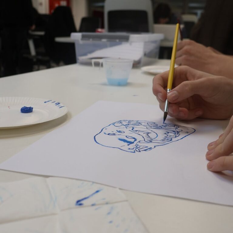 Een leerling schildert